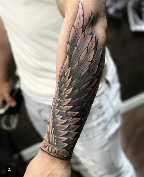 tatuaggio scritta braccio uomo|Tatuaggio braccio uomo: disegni, significato e disegni。